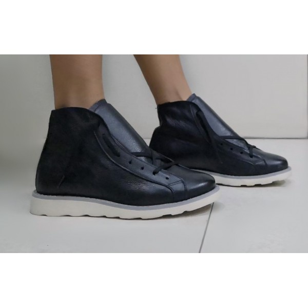 Anfibio basso nero pelle con fondo chiaro