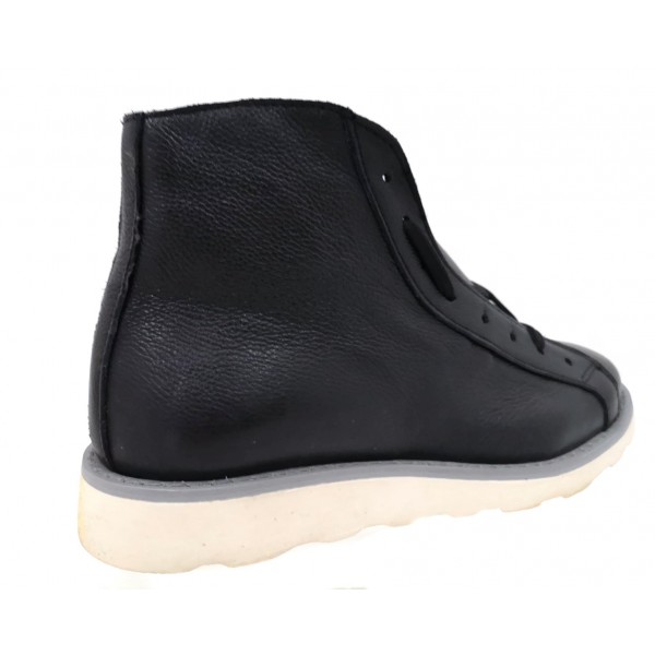 Anfibio basso nero pelle con fondo chiaro