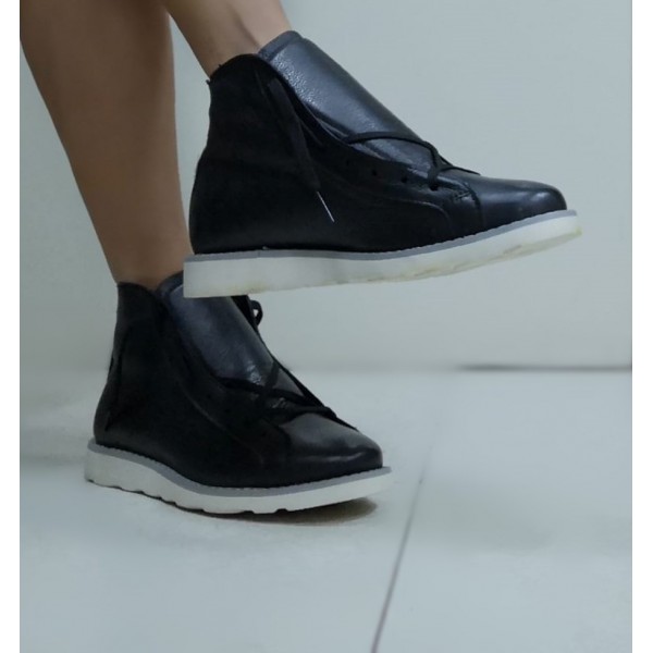 Anfibio basso nero pelle con fondo chiaro