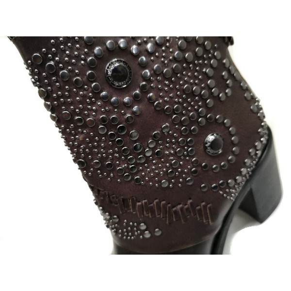 Stivaletto camperos marrone borchie e tacco alto