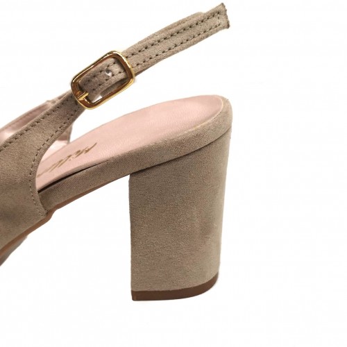Sandalo spuntato beige con tacco...