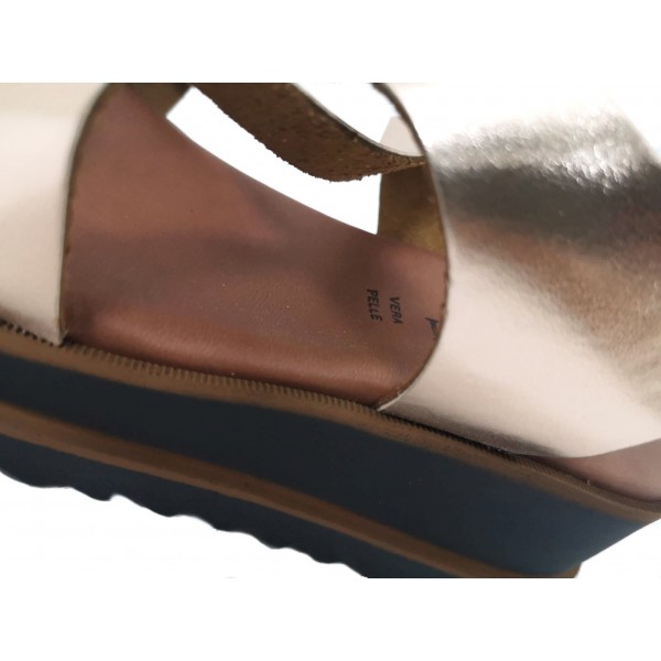 Sandalo vera pelle fasce cipria con cinturino regolabile